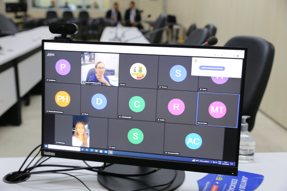 tela de computador mostra reunião remota entre vereadores