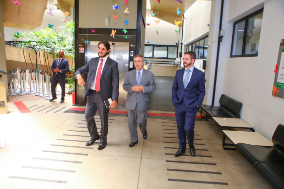 O presidente da Câmara, Gabriel, o ministro do TCU, Antonio anastasia, e o chefe de gabinete do prefeito Fuad Noman, Daniel Messias, caiminham das dependências internas da Câmara . 