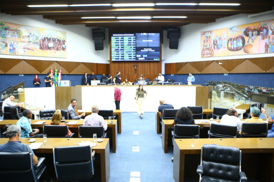 Imagem do Plenário Amynthas de Barros. Ao fundo e no alto, o painel de votação