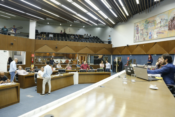 Imagem lateral do Plenário onde é possível ver as mesas dos vereadores e a Mesa Diretora