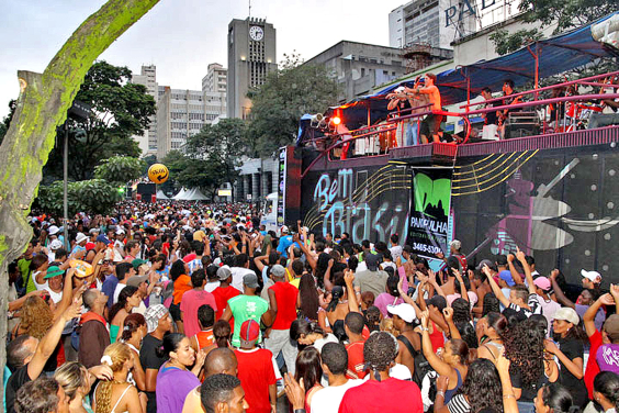 Mais de 60 pessoas acompanham trio elétrico no Carnaval, durante o dia.
