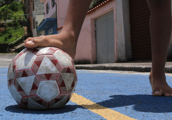 QUAL BOLA É BOA PARA JOGAR NA RUA ??? 