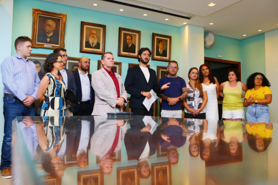 Imagem dos integrantes da reunião no gabinete da presidência 