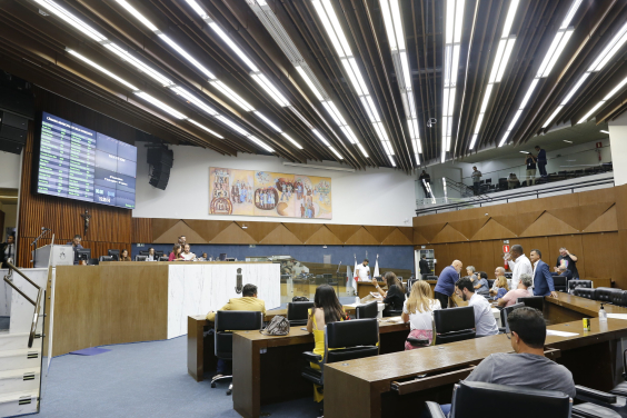 Imagem aberta do Plenário. É possível ver a Mesa Diretora e os parlamentares em suas cadeiras