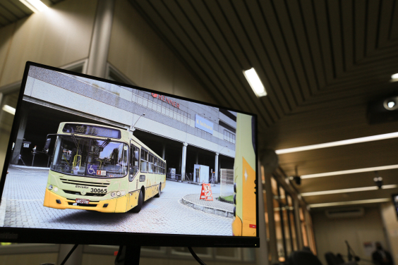 Imagem na tela do comutador de um ônibus coletivo deixando a Estação Barreiro