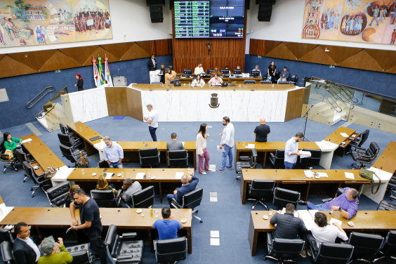 Vista de cima de sessão Plenária, com mais de vinte parlaqmentares presentes