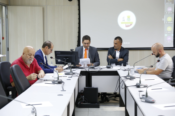 Imagem dos cinco vereadores integrantes da Comissão de Mobilidade reunidos em torno de uma mesa em formato U