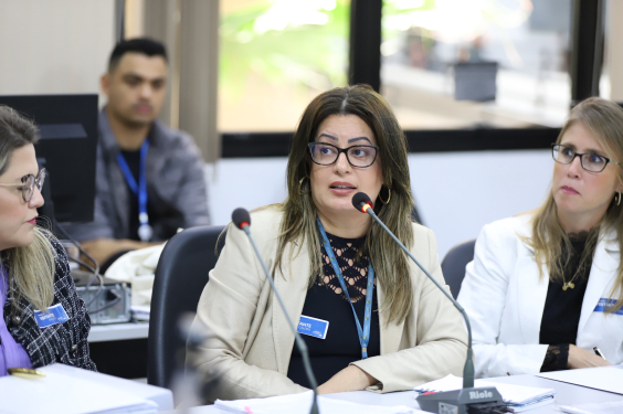 Foto de Ana Paula Fernandes durante a oitiva na CPI da Lagoa da Pampulha. Ela usa óculos e casaco branco