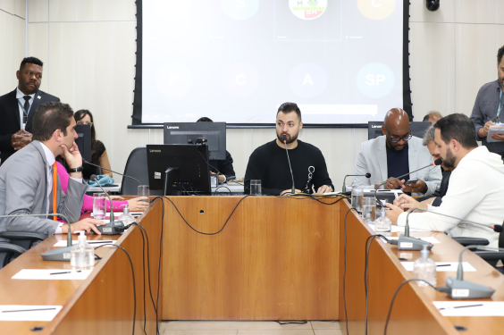 Imagem de parlamenteares reunido em torno de uma mesa em formato U. Na cabeceira da mesa, o vereador Ciro Pereira 