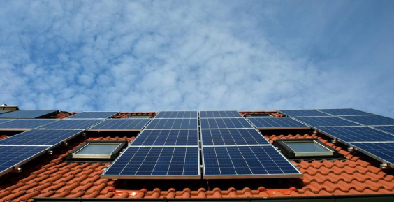Imagem de uma placa fotovoltaica em cima de um telhado