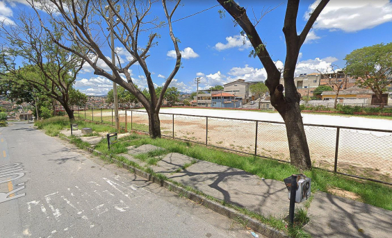 Imagem do Campo do Napoli mostrando o alambrado danificado e a calçada no entorno com mato 