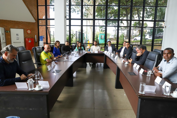 Dez parlamentares em reunião, sentados à mesa, no Hall da Presidência.
