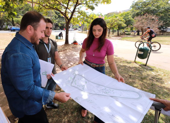 Marcela Trópia confere projeto de revitalização da Praça JK no local, acompanhado por representantes da Prefeitura.