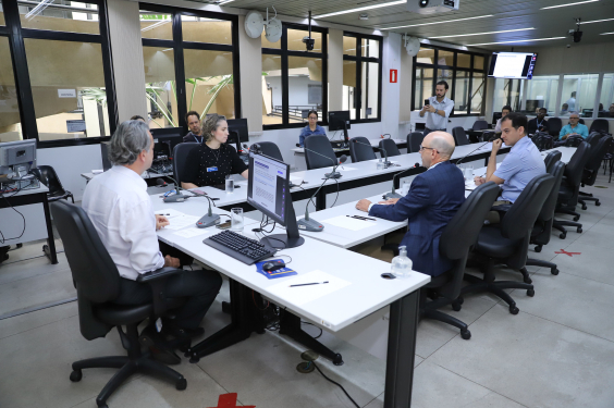 Imagem da sala de reuniões onde estão presentes o vereador Wilsinho da Tabu e os representantes da PBH Ativos