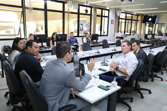 três parlamentares acompanham depoente, ao lado de seu advogado, em reunião.