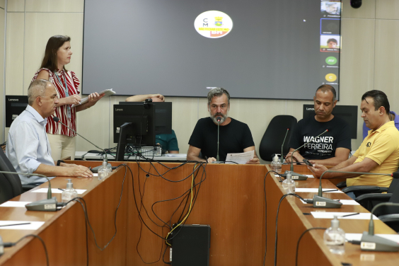 Quatro vereadores reunidos, sentados à mesa