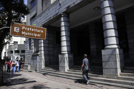 Fachada da Câmara Municipal de Belo Horizonte, durante o dia