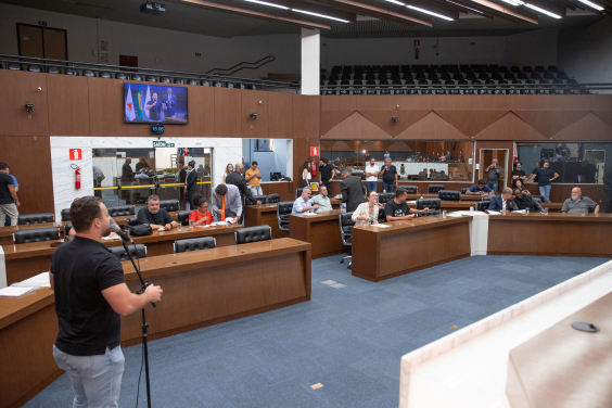 39 palamentares, reunidos em sessão Plenária