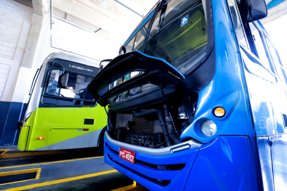 Ônibus sendo consertado na garagem