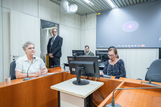 Imagem das vereadoras cida Falabella (Psol) e Professora Marli (PP) durante a reunião da Comissão 