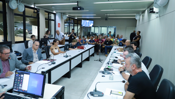 Imagem de Plenário lotado de moradores de ADE
