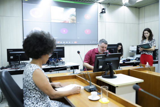 Dois parlamentares em reunião, sentados à mesa.
