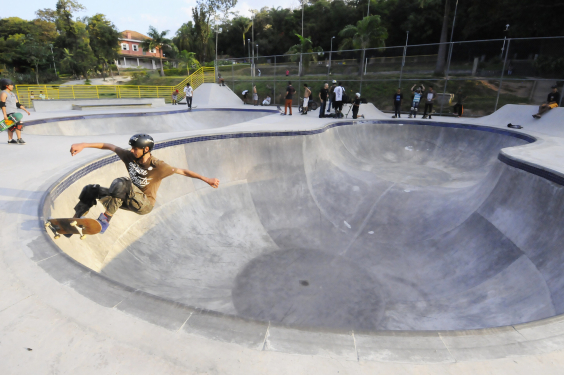 Skatista em pista de skate do Parque Lagoa do Nado