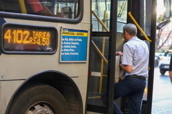 Idoso entra pela porta dianteira de ônibus de transporte coletivo em BH