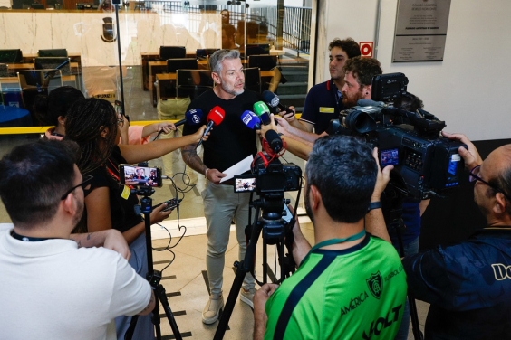 Presidente Professor Juliano Lopes cercado por jornalistas