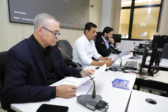Vereadores Arruda (Republicanos), Leonardo Ângelo (Cidadania) e Diego Sanches (SSD) no Plenário Helvécio Arantes