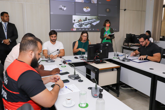 Vereadores assentados no Plenário Helvecio Arantes em reunião da comissão especial