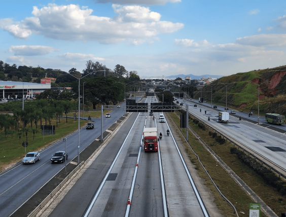 veículos transitando pela rodovia mg-10