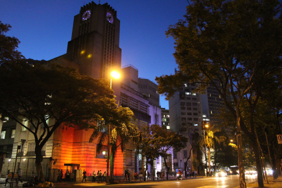 Prédio da Prefeitura de Belo Horizonte com poste de iluminação na frente