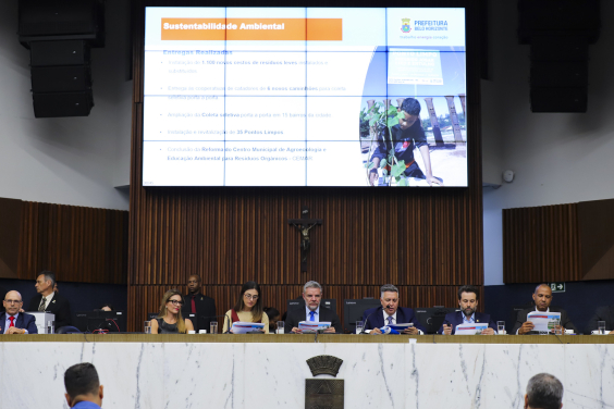 Parlamentares e prefeito no Plenário Amintas de Barros
