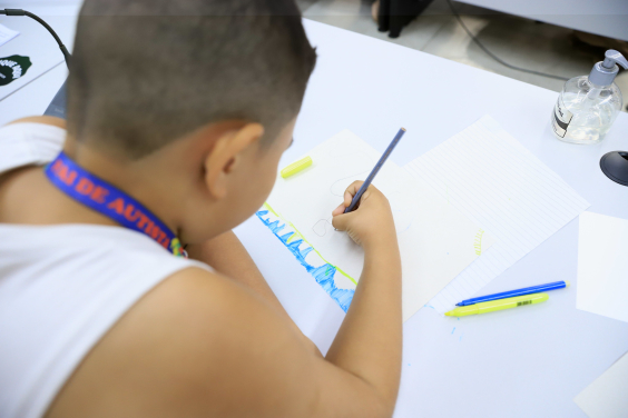 criança autista desenha durante reunião da comissão de saúde 