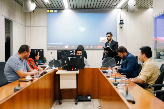 Vereador Edmar Branco (PCdoB),Vereadora Dra. Michelly Siqueira (PRD),Vereador Uner Augusto (PL),Vereador Vile (PL) e Vereador Sargento Jalyson (PL) estão assentados no Plenário Camil Caram