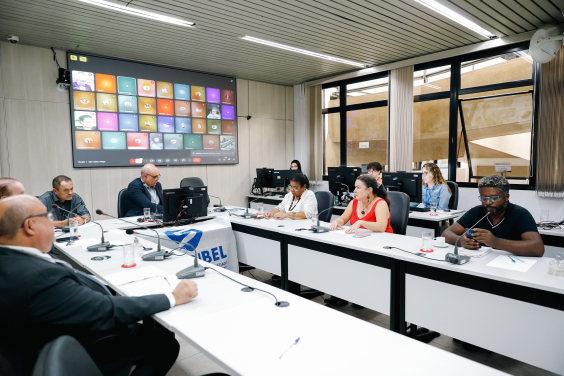 Vereadores e convidados no Plenário Helvécio Arantes
