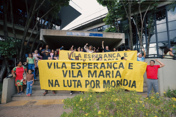 Moradores das vilas exibem faixas de protesto em frente à Câmara Municipal