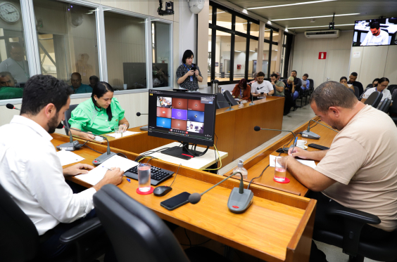 imagem do plenário camil caram durante reunião da comissão de legislação e justiça