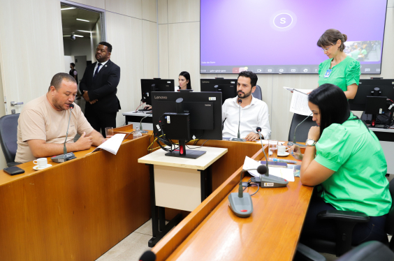 Vereadores Edmar Branco, Uner Augusto e Michelly Siqueira em reunião
