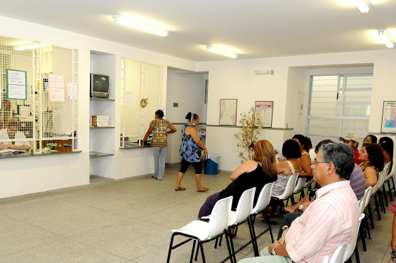 usuários aguardam na recepção de uma unidade de pronto atendimento