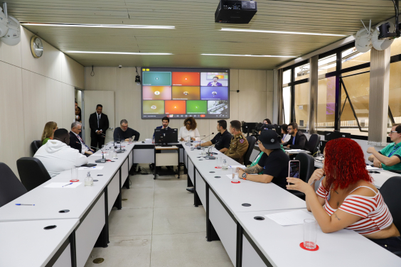 Vereadores e convidados no Plenário Helvécio Arantes