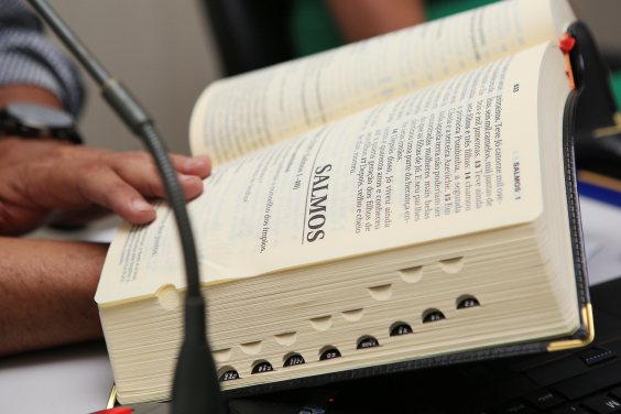 Bíblia aberta no livro de Salmos