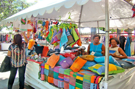 comerciantes expõem produtos em barraca de feira