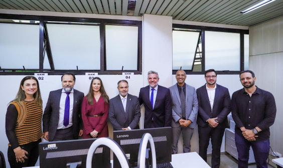 Professor Juliano Lopes, Ramom Tácio de Oliveira e outros convidados do evento de inauguração posam para a foto lado a lado