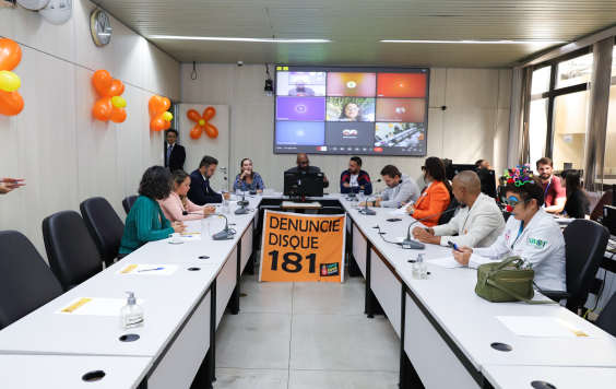 Vereadores e convidados no Plenário Helvécio Arantes