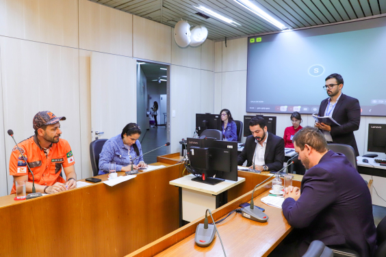 parlamentares presentes no plenário camil caram durante reunião da comissão de legislação e justiça