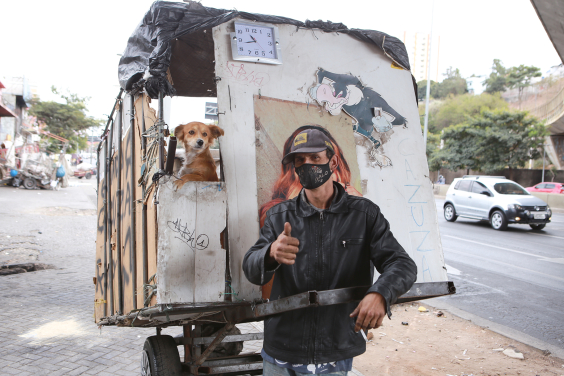 pessoa em situação de rua acompanhada de seu cachorro