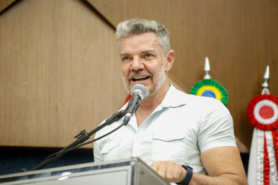 Professor Juliano Lopes discursa no Plenário