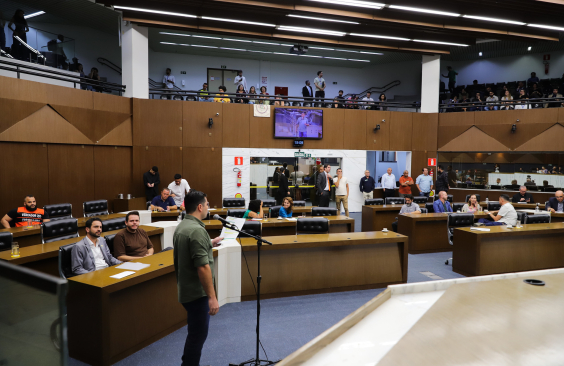 imagem de reunião do plenário com os vereadores e público presentes